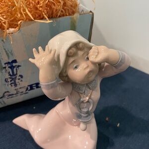 Lladro Porcelain Baby with Dummy (Pacifier) Yawning #5100 (Glossy)